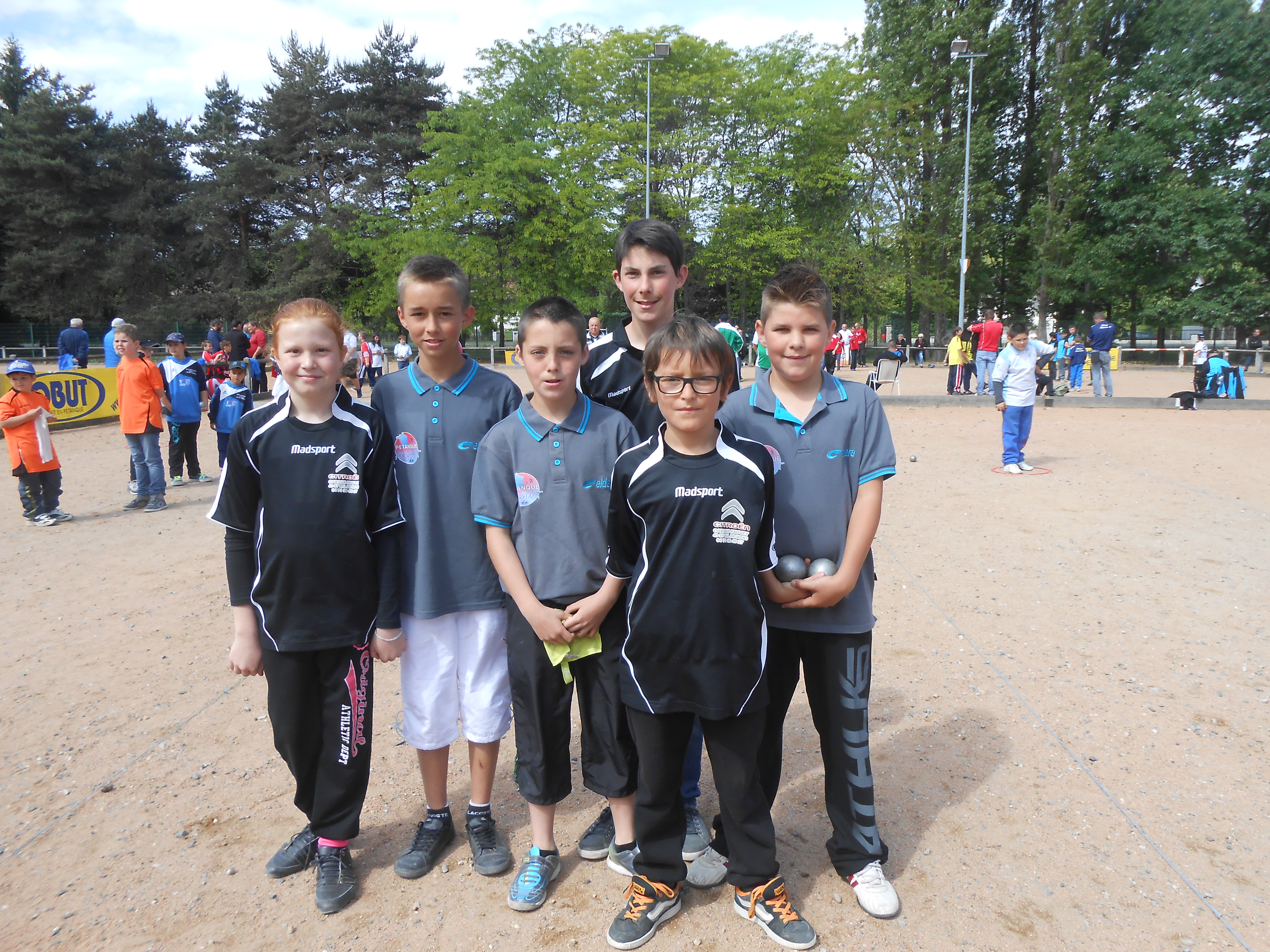 nos trois jeunes accompagnés des trois futurs champions d'Auvergne