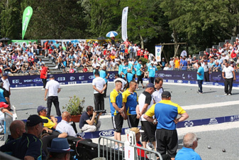 tribunes noir de monde malgrès la canicule tribunes noir de monde malgrès la canicule