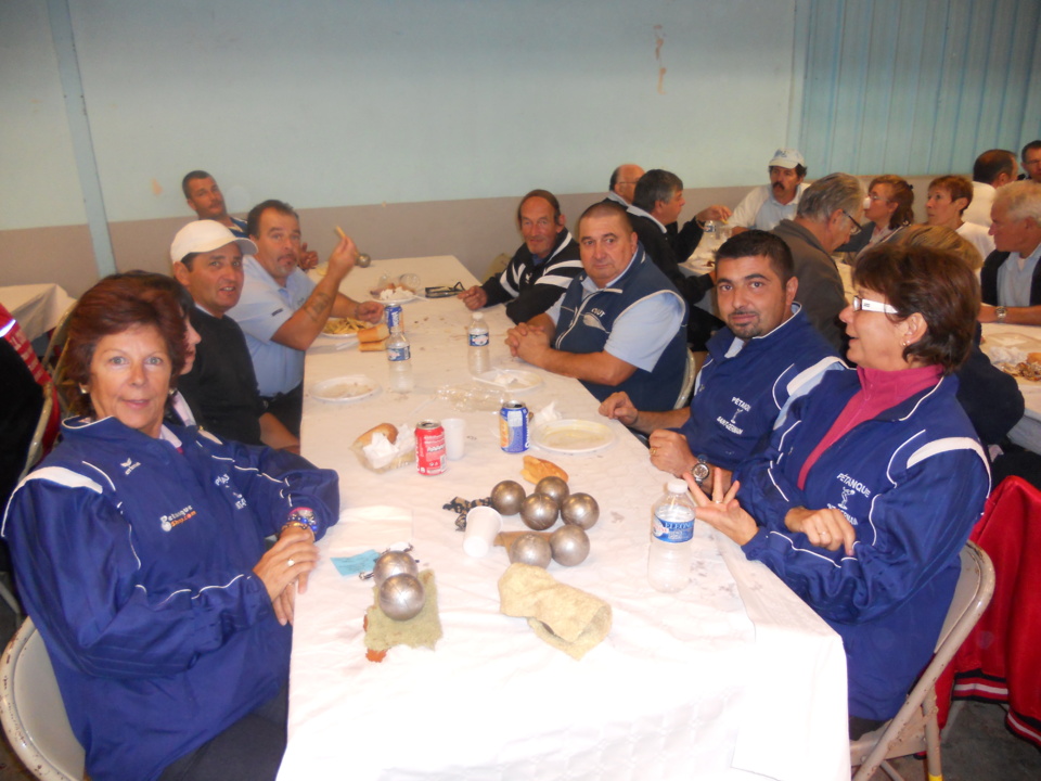 Repas  très  conviviale de midi Repas  très  conviviale de midi