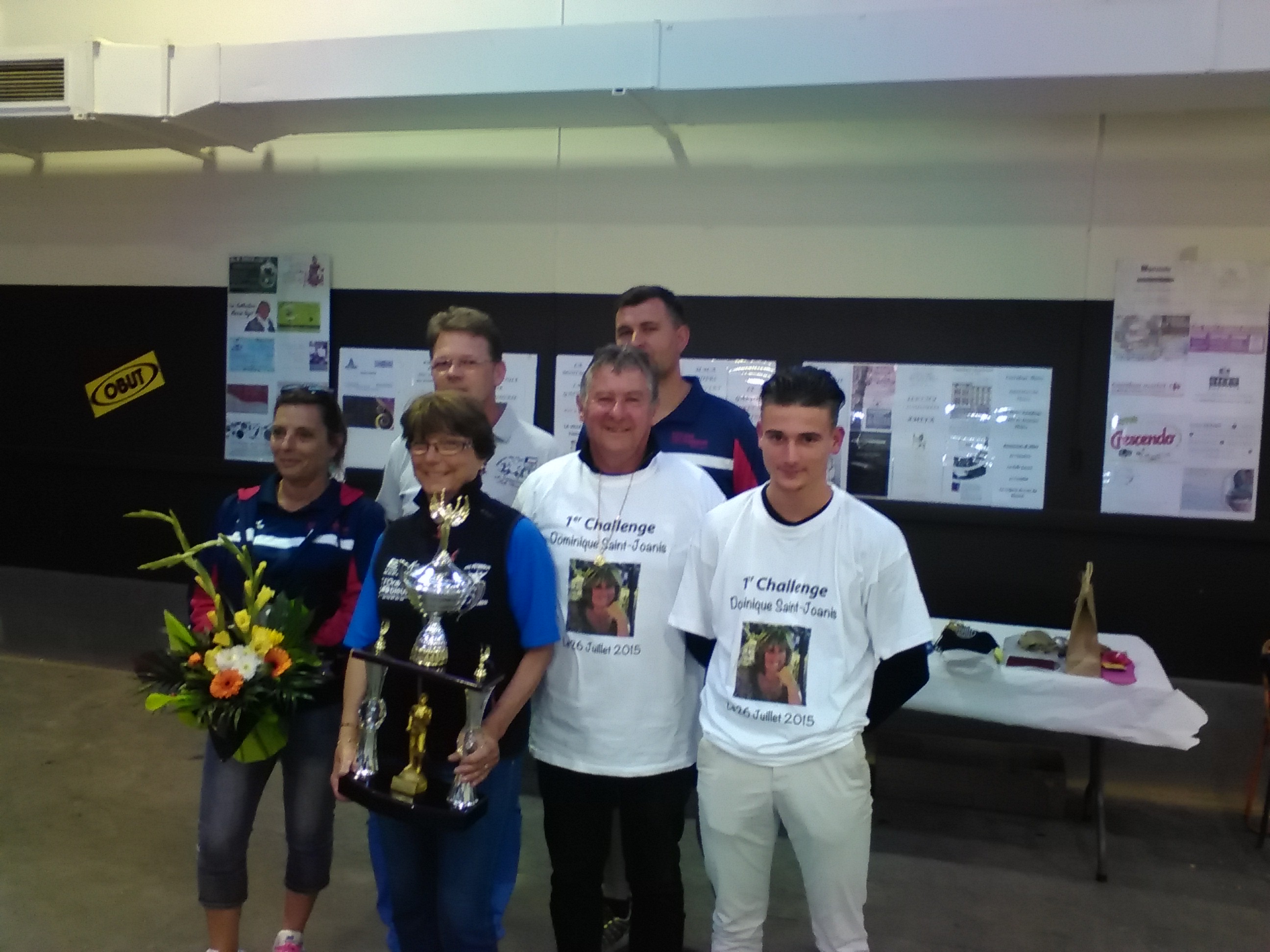 Annie Patrick et Florian face à L'équipe du Stade Clermontois lors de la remise des Lots Annie Patrick et Florian face à L'équipe du Stade Clermontois lors de la remise des Lots