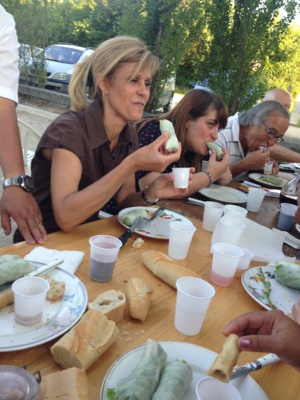 Alors pour manger les rouleaux de printemps, "on fait comme Alain" et on ne se mord pas les doigts! Alors pour manger les rouleaux de printemps, "on fait comme Alain" et on ne se mord pas les doigts!