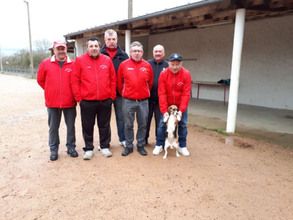 Les séniors B et la mascotte "Maya" Les séniors B et la mascotte "Maya"