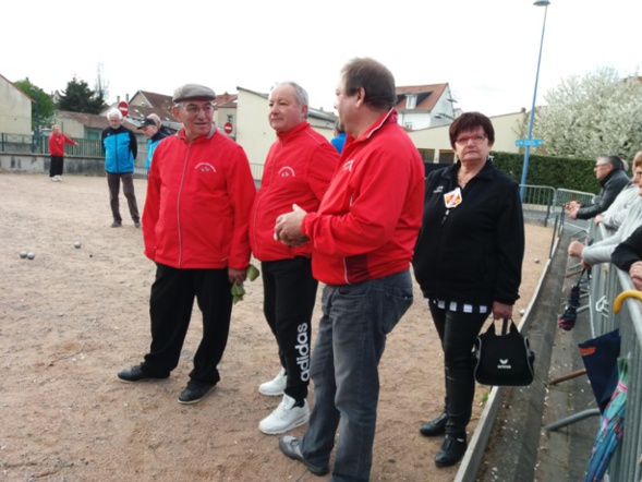 Nicole, notre arbitre très "chic", avec nos anciens très "chocs" ! !