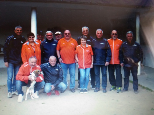 Les 2 équipes réunies pour la photo souvenir avec Maya notre mascotte !