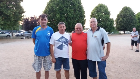 Les finalistes Jean Pierre ARNAUD, Lionel LACROIX et les vainqueurs Pépère et Alain, réunis pour la photo souvenir. Les finalistes Jean Pierre ARNAUD, Lionel LACROIX et les vainqueurs Pépère et Alain, réunis pour la photo souvenir.