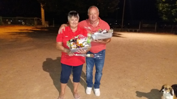 Les vainqueurs Eliane et Kiki posent pour la photo souvenir, sous l'oeil vigilant de la mascotte Maya !