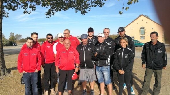 Les saint rémois réunis pour la photo souvenir avec les Lapalissois.