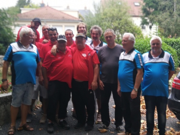 Petite photo souvenir avec l'équipe de Varenne sur Têche Petite photo souvenir avec l'équipe de Varenne sur Têche