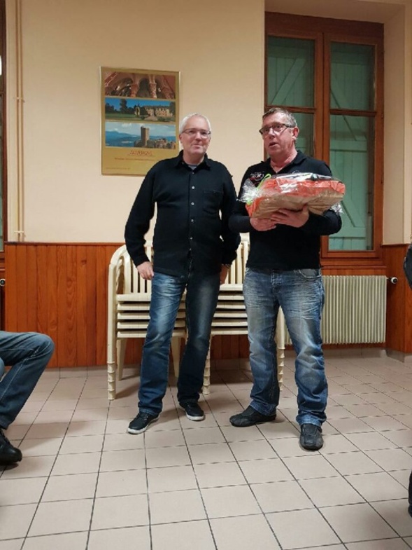 Le président remettant le panier garni à Alain. Le président remettant le panier garni à Alain.