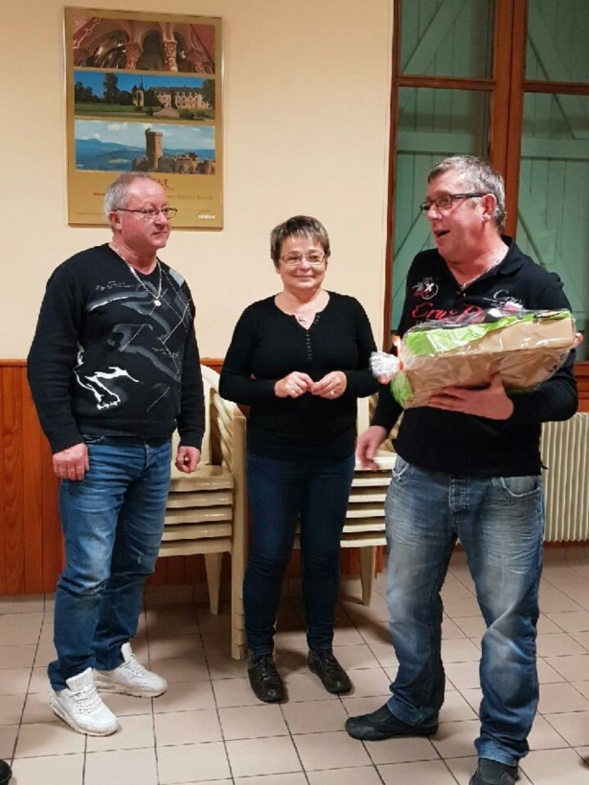 Le président remettant le panier garni à Kiki et Monique. Le président remettant le panier garni à Kiki et Monique.