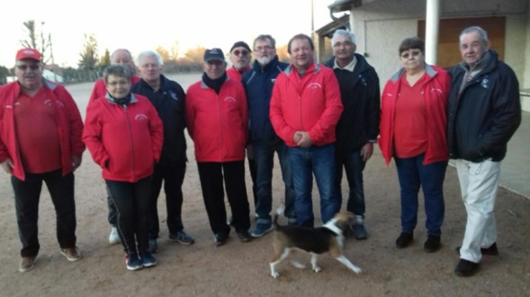 Les 2 équipes réunies pour la photo souvenir. Les 2 équipes réunies pour la photo souvenir.