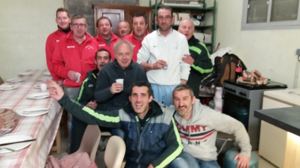 Belle convivialité entre les 2 équipes réunies pour la photo souvenir !