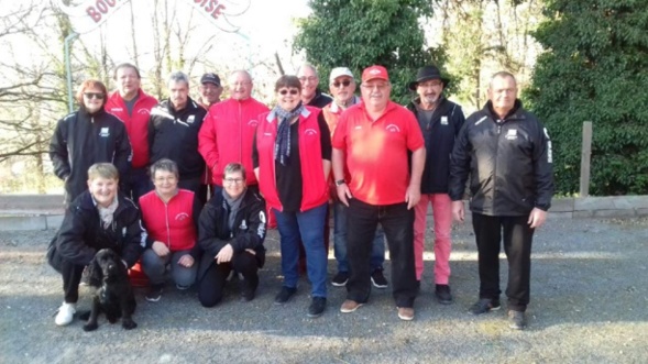 Les 2 équipes et la mascotte cussetoise Les 2 équipes et la mascotte cussetoise