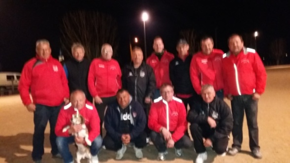 Les 2 équipes réunies dans un beau flou artistique réalisé par Monique, photographe amateur ! ! Les 2 équipes réunies dans un beau flou artistique réalisé par Monique, photographe amateur ! !