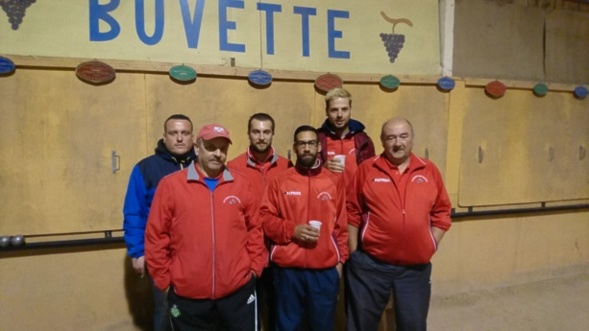 Les saint rémois réunis après la victoire devant un lieu où ils sont souvent champions... la buvette ! !