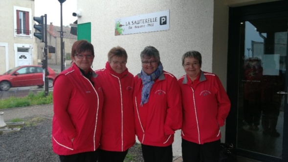 Nicole, Gigi, Eliane et Monique réunies pour la photo souvenir. Nicole, Gigi, Eliane et Monique réunies pour la photo souvenir.