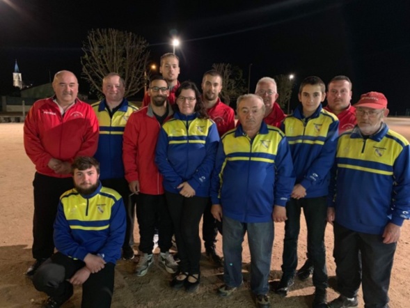 Les 2 équipes réunies pour la photo souvenir. Les 2 équipes réunies pour la photo souvenir.