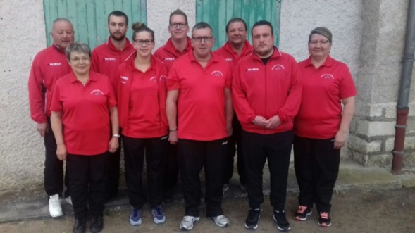 Cap'taine Béa et son équipe au complet posent pour la photo souvenir. Cap'taine Béa et son équipe au complet posent pour la photo souvenir.