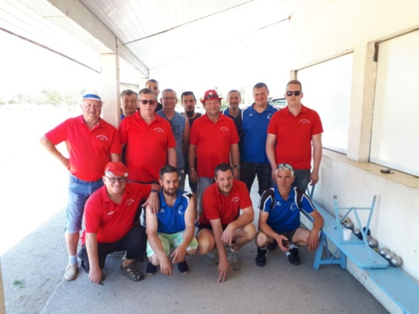 Photo souvenir des 2 équipes prise pas très tard à Tréteau ! Photo souvenir des 2 équipes prise pas très tard à Tréteau !