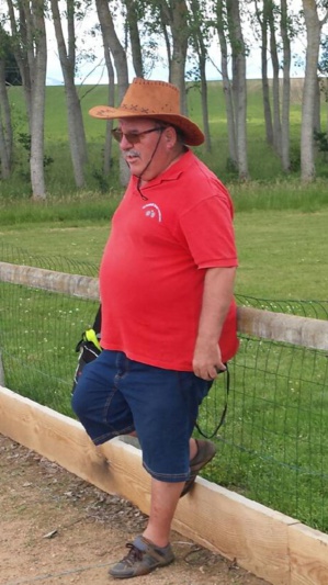 ...et le faux sherif songeur en regardant l'ouest terne ! ! ...et le faux sherif songeur en regardant l'ouest terne ! !