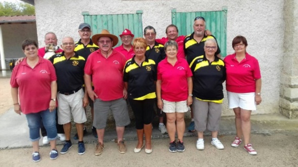 La traditionelle photo souvenir avec les 2 équipes et la mascotte Maya. La traditionelle photo souvenir avec les 2 équipes et la mascotte Maya.