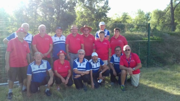 Les 2 équipes réunies pour la photo souvenir. Les 2 équipes réunies pour la photo souvenir.