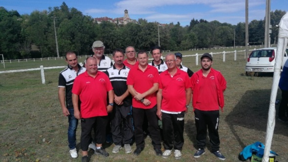 Les 2 équipes réunies pour la dernière photo souvenir de cette compétition. Les 2 équipes réunies pour la dernière photo souvenir de cette compétition.