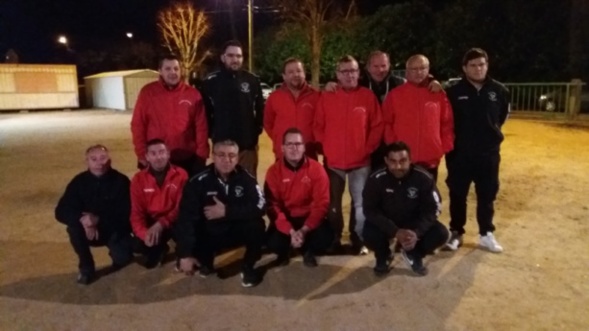 Les 2 équipes réunies pour la photo souvenir. Les 2 équipes réunies pour la photo souvenir.