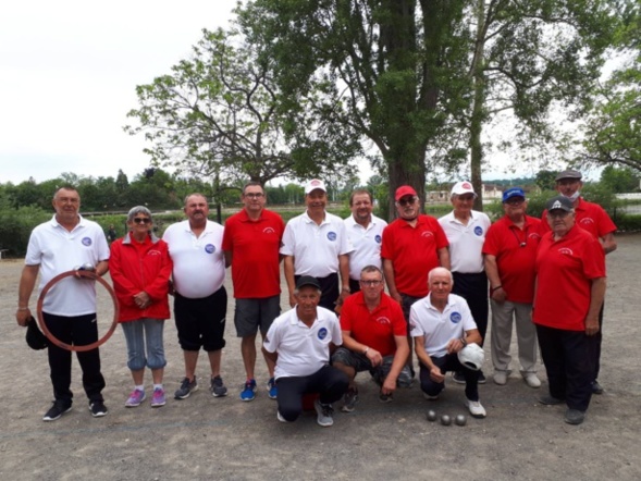 Vichyssois et Saint rémois réunis pour la traditionnelle photo souvenir. Vichyssois et Saint rémois réunis pour la traditionnelle photo souvenir.