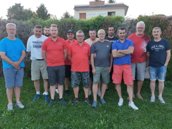 Les 2 équipes réunies pour la photo souvenir. Les 2 équipes réunies pour la photo souvenir.