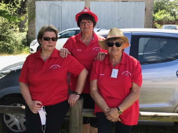 Marie Ange, Nicole et Eliane prennant la pose sous le soleil ! Marie Ange, Nicole et Eliane prennant la pose sous le soleil !