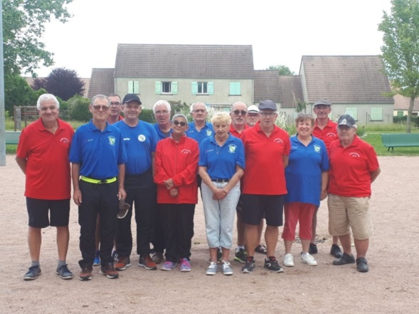 La traditionnelle photo souvenir avec les 2 équipes. La traditionnelle photo souvenir avec les 2 équipes.