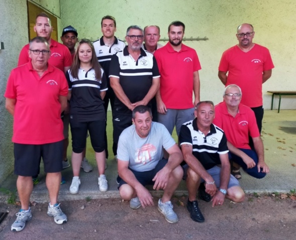 Les 2 équipes réunies pour la photo avant la combat épique !