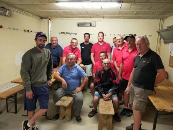 Les joueurs des 2 équipes réunis pour la photo souvenir. Les joueurs des 2 équipes réunis pour la photo souvenir.