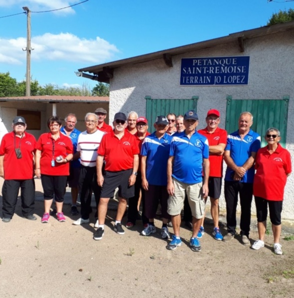 Les 2 équipes réunies pour la photo souvenir.