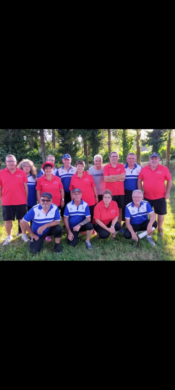 Les 2 équipes réunies pour la photo souvenir. Les 2 équipes réunies pour la photo souvenir.