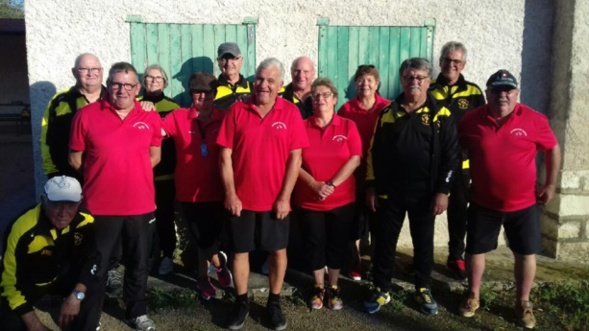 Les 2 équipes réunies pour la photo souvenir. Les 2 équipes réunies pour la photo souvenir.