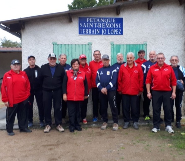 Les 2 équipes réunies pour la photo d'archives. Les 2 équipes réunies pour la photo d'archives.