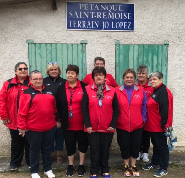 Les 2 équipes réunies pour la photo souvenir. Les 2 équipes réunies pour la photo souvenir.