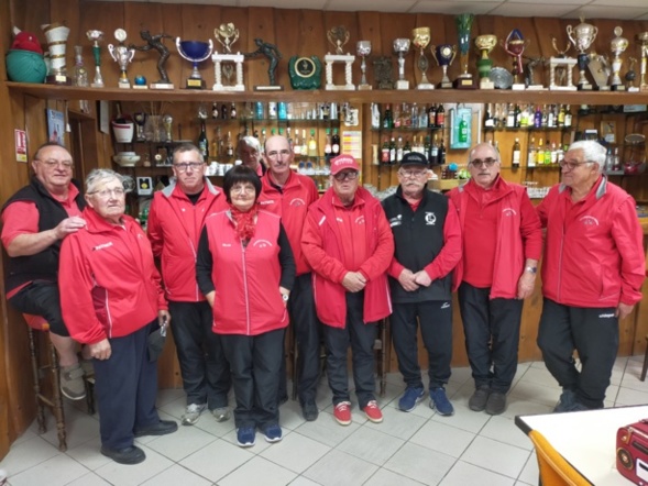 Petit moment convivial d'après rencontre avec le président bellerivois Max Larvaron.