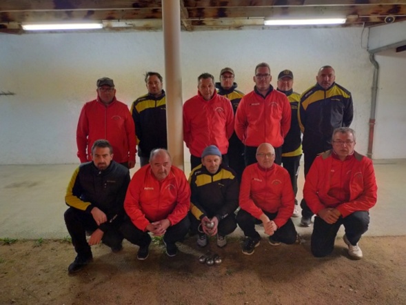 Les 2 équipes réunies sous l'objectif de la photographe d'un soir, notre présidente Nicole. Les 2 équipes réunies sous l'objectif de la photographe d'un soir, notre présidente Nicole.