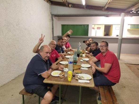 Les 2 équipes réunies autour du repas de l'amitié !