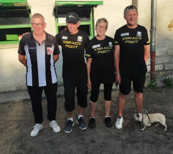 Serge notre arbitre avec les gagnants du concours B