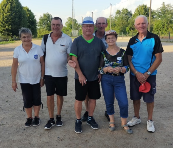 Les finalistes des concoiurs B et C avec le responsable buvette Chérif ! Les finalistes des concoiurs B et C avec le responsable buvette Chérif !