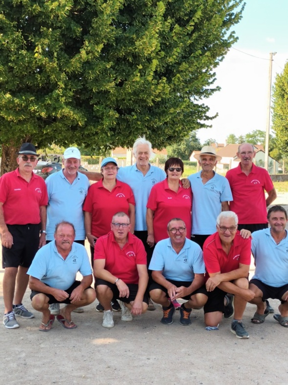 La photo de fin de rencontre avec les 2 équipes. La photo de fin de rencontre avec les 2 équipes.