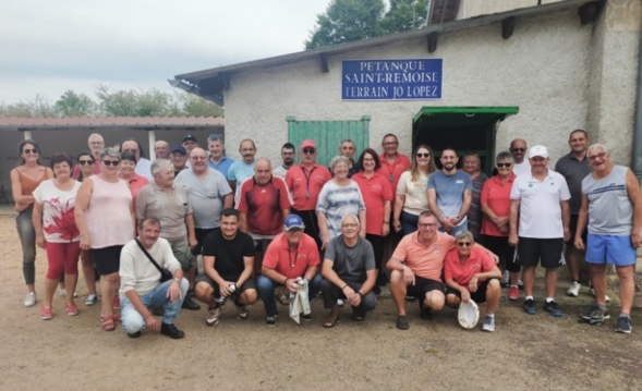 Licenciés et invités réunis pour une belle photo souvenir ! Licenciés et invités réunis pour une belle photo souvenir !