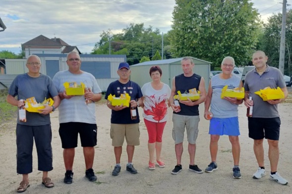 Les 3 premières équipes du classement avec notre présidente Nicole. Les 3 premières équipes du classement avec notre présidente Nicole.