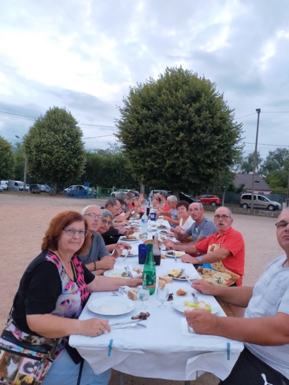 Tous les participants ont apprécié ce petit repas à la bonne franquette, que ce soit d'un côté de la table...