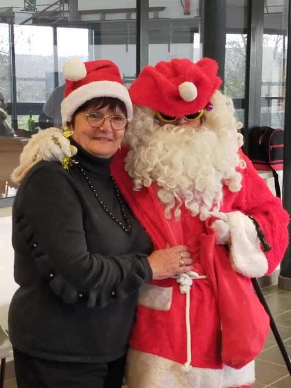 Le Père Noël a fait une apparition remarquée en fin de repas !