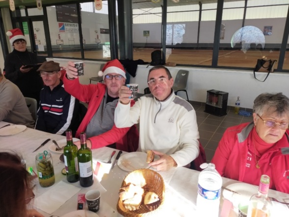 Serge et Eric les inséparables trinquent devant Chérif imperturbable ! Serge et Eric les inséparables trinquent devant Chérif imperturbable !